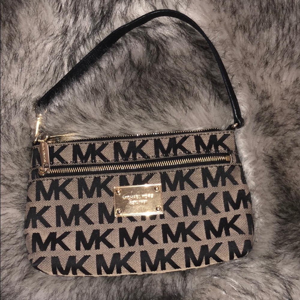 SOLD‼️ — Price Drop ⬇️‼️ Michael Kors Wristlet